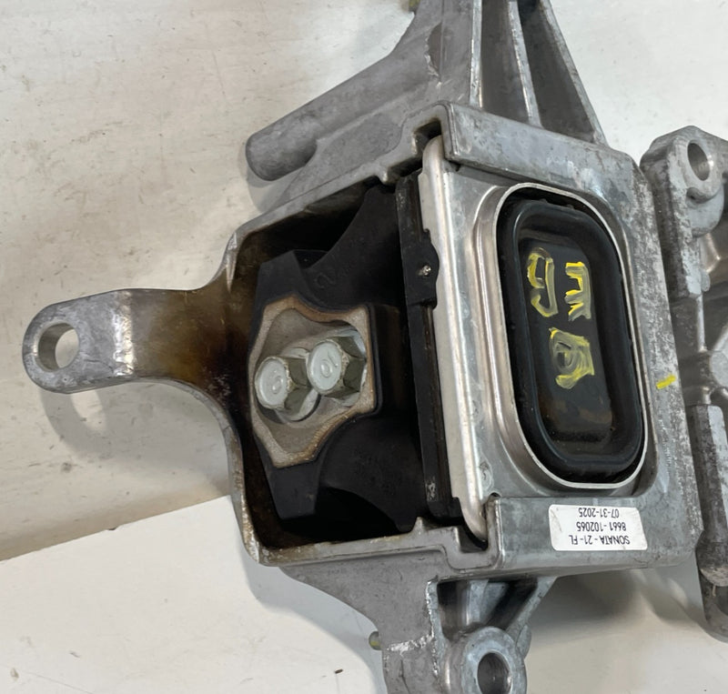 Load image into Gallery viewer, 2020-2024 HYUNDAI SONATA FWD TRANSMISSION LEFT MOUNT SUPPORT BRACKET # 102065
