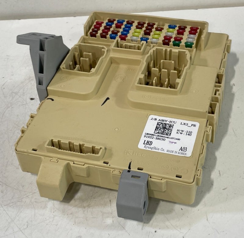 Load image into Gallery viewer, 2023 HYUNDAI PALISADE POWER DISTRIBUTION CABIN FUSE BOX RELAY JUNCTION #104101
