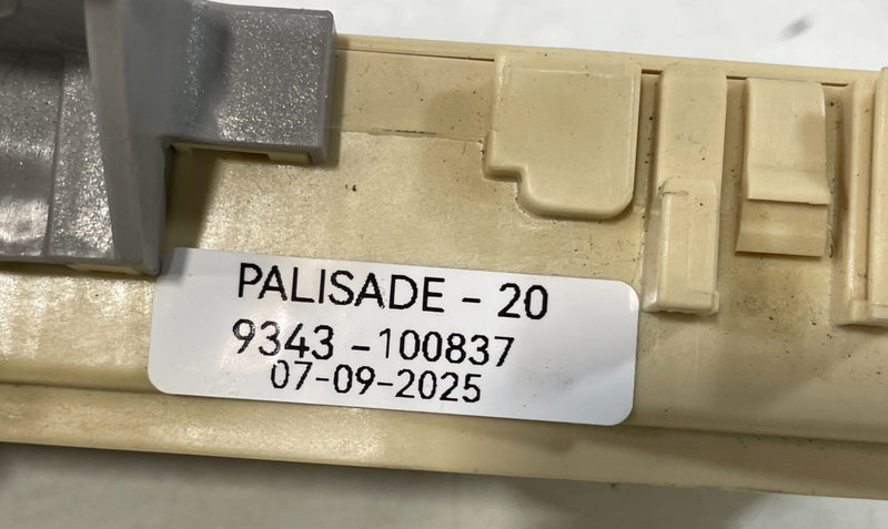 Load image into Gallery viewer, 2020-2022 HYUNDAI PALISADE FUSE RELAY CABIN JUNCTION BOX BLOCK MODULE # 100837
